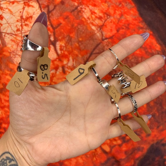3/$10 NEW Boho Style Rings & MIDI
Rings Design Mix /silver tone BUNDLE NWOT - Picture 7 of 8